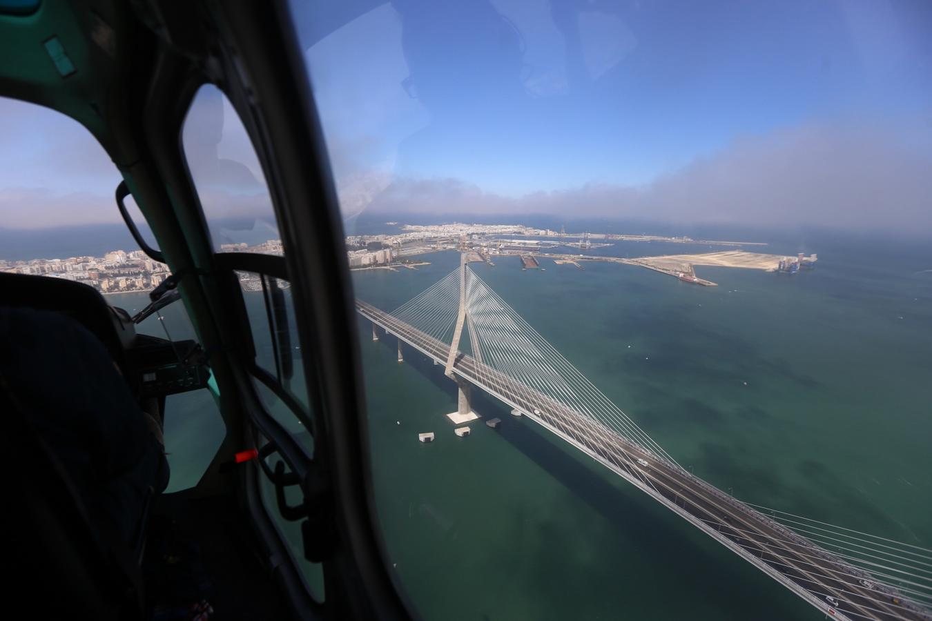 Fotos: Así vigila el helicóptero de la DGT las carreteras de Cádiz