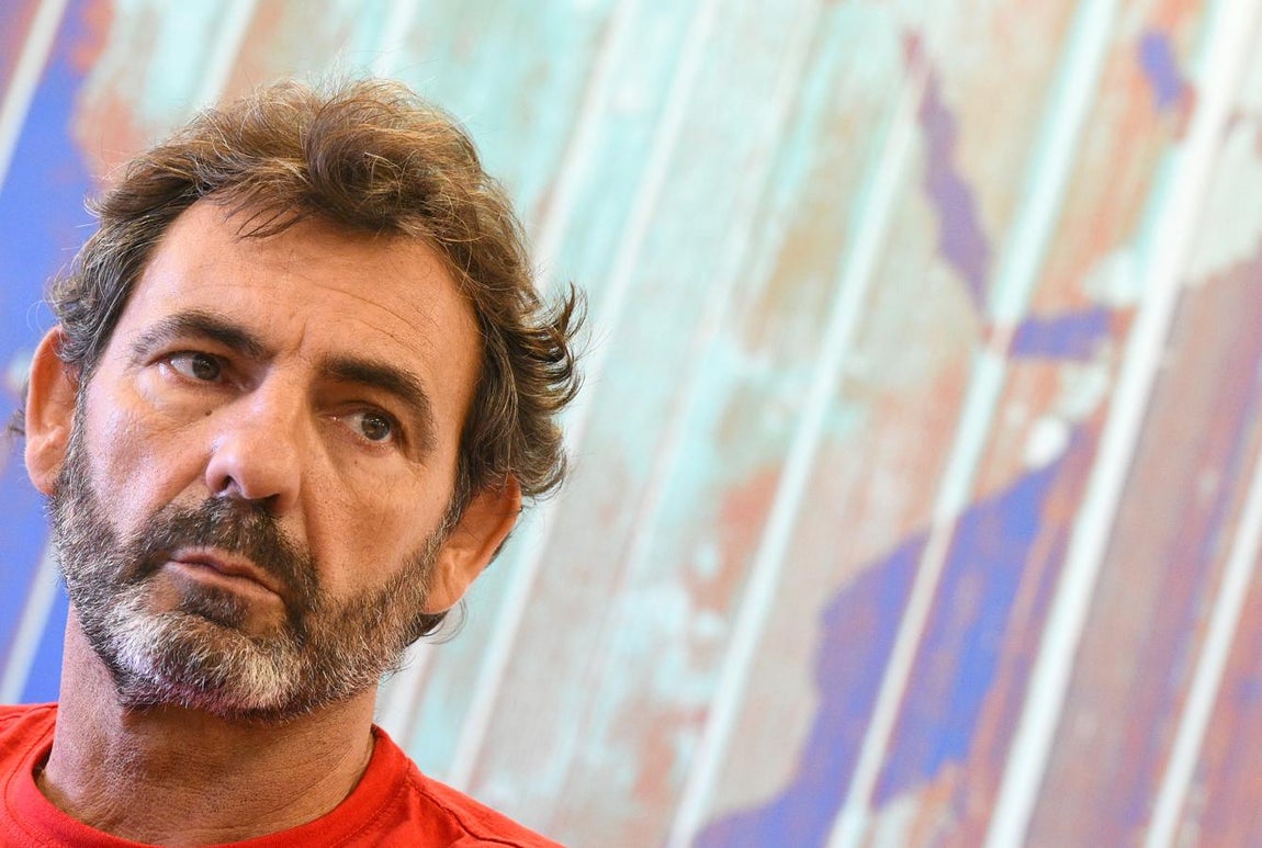 El fundador de la ONG, Óscar Camps, ha dicho este lunes que la tensión con los refugiados a bordo del barco del mismo nombre podría provocar que atraquen en algún puerto sin el permiso. 