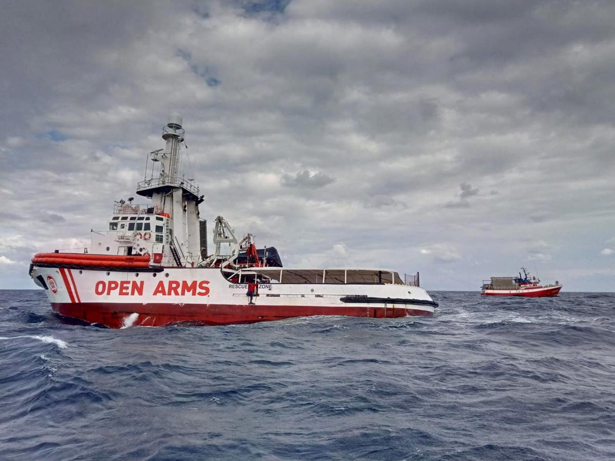El buque Open Arms, con 160 inmigrantes a bordo frente a la isla italiana de Lampedusa, ha recibido este domingo la autorización para evacuar a tres de laspersonas rescatadas, por motivos de salud. 