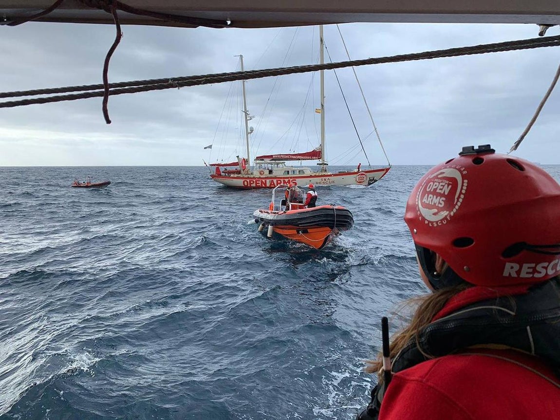 El buque redobló su desafío a los países europeos del Mediterráneo al negarse ayer a aceptar una oferta de Malta para desembarcar a 39 inmigrantes socorridos la misma madrugada, aunque no a los otros 121. 
