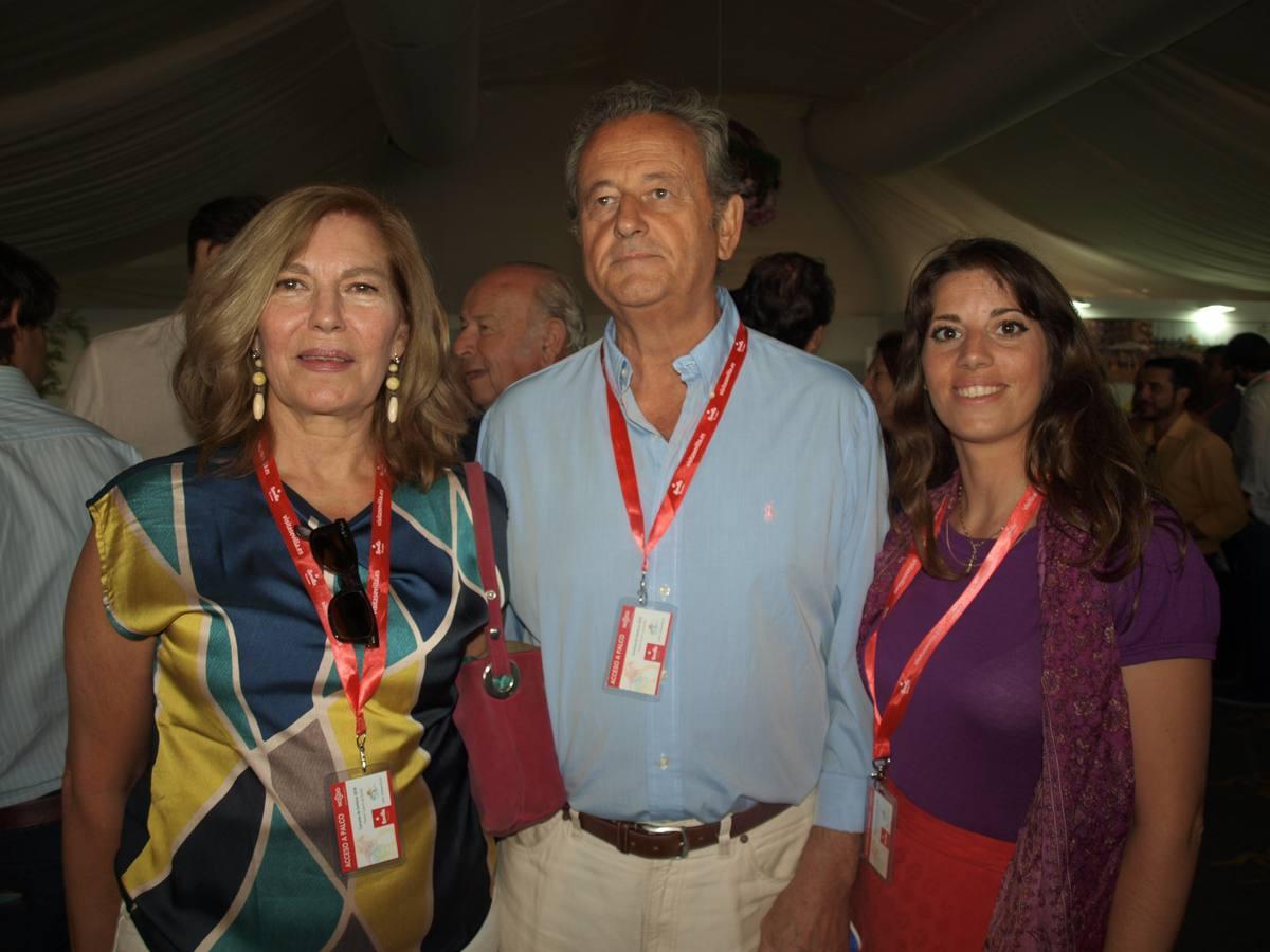 La pintora Reyes de la Lastra, Roberto Alcón y Lola Durbán de la Lastra. 