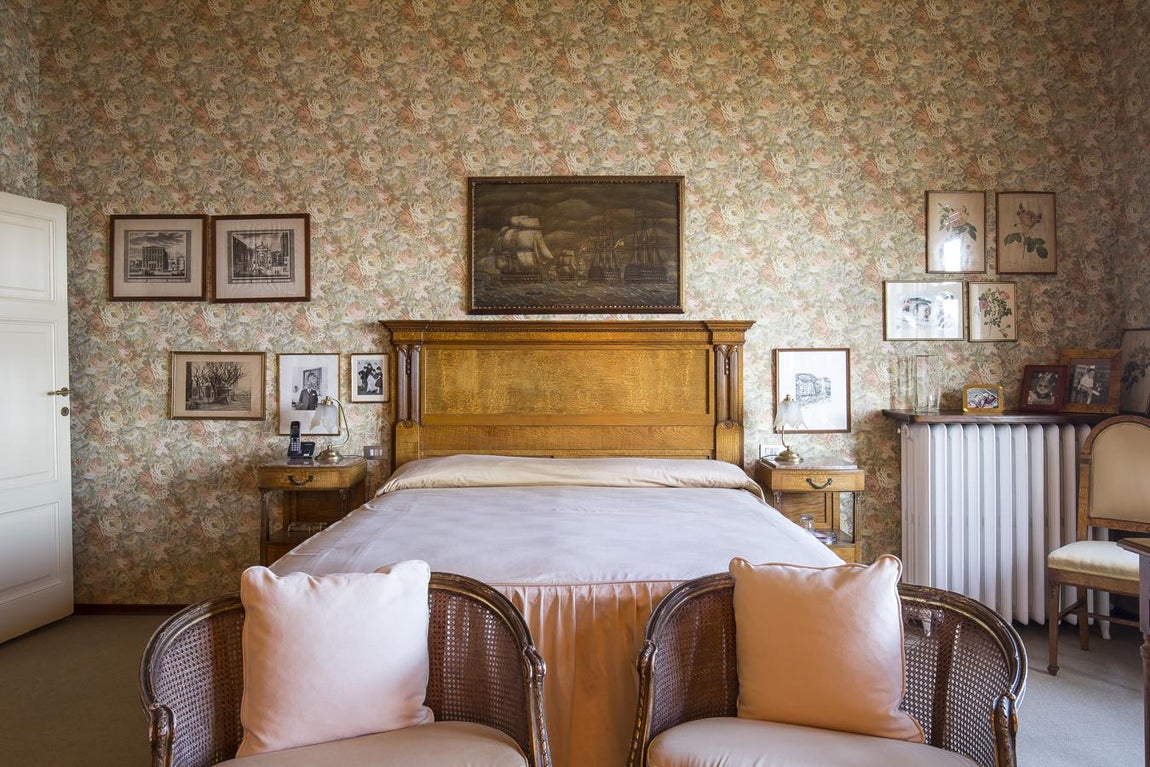 Villa Mondadori. La mansión es un enorme complejo con fachada de piedra rosa y se distribuye en 50 estancias