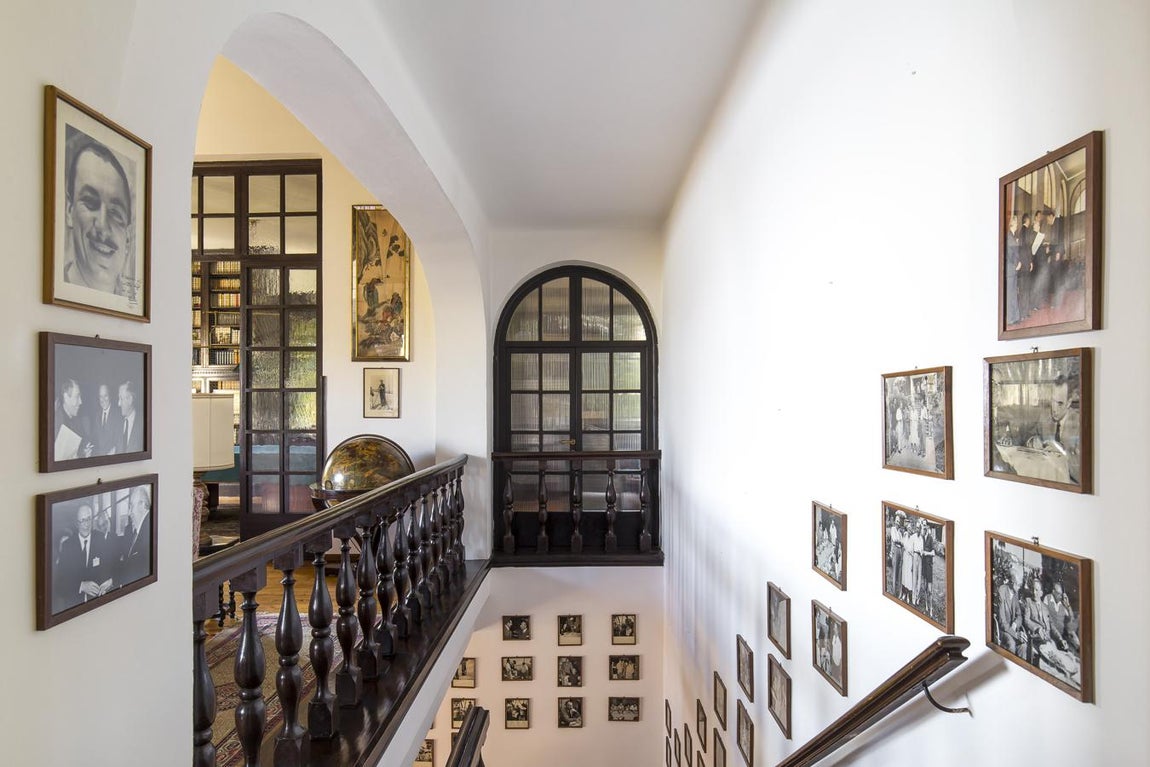Villa Mondadori. Las escaleras de la vivienda son equiparables a las salas de un museo: recogen las fotografías de las personalidades ilustres que cambiaron la historia entre sus paredes