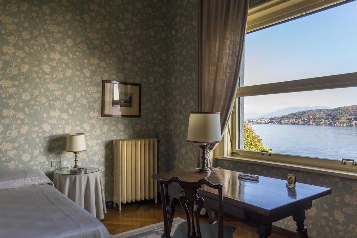 Villa Mondadori. De las 50 estancias de la propiedad 20 son dormitorios, un dato muy representativo de la vida social que se desarrolló en su interior. La diseñadora compró este paraiso terrenal e intelectual por 5 millones de euros