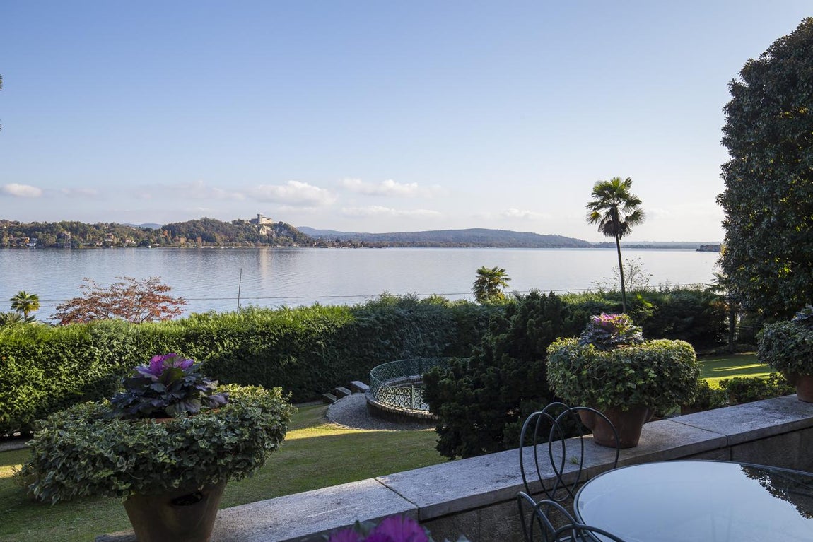 Villa Mondadori. Las propiedades que rodean los lagos italianos están muy demandadas y se revalorizan constantemente, especialmente en las inmediaciones del Lago Maggiore, el Lago di Como y el Lago di Garda. En 2018 el 75% de los compradores eran extranjeros
