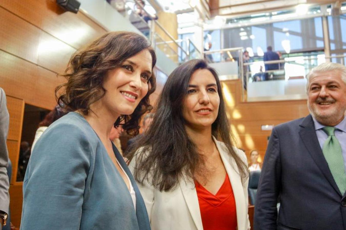 Isabel Díaz Ayuso posa con la portavoz de Vox, Rocío Monasterio. Primera sesión del segundo pleno de investidura de la candidata del PP a la Presidencia de la Comunidad de Madrid en la Asamblea madrileña