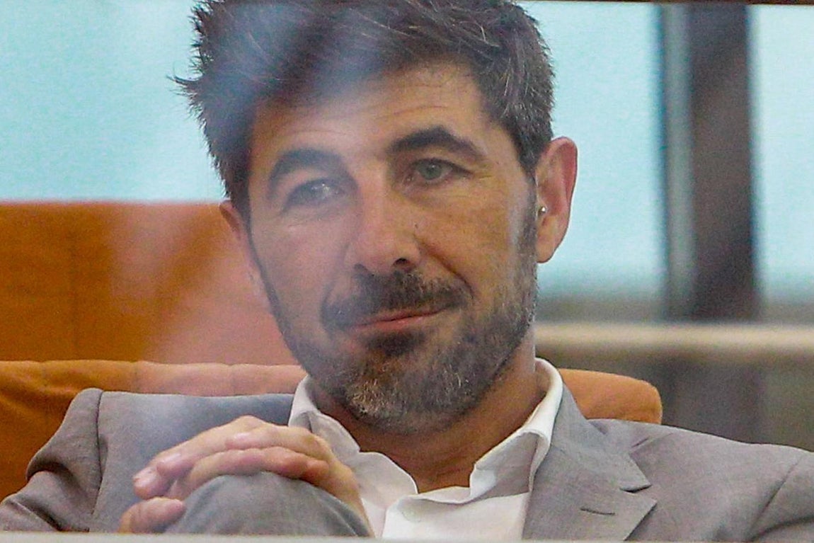 Jairo Alonso, pareja de Isabel Díaz Ayuso, tras conocer el resultado de la votación que la ha convertido en la nueva presidenta de la Comunidad de Madrid. 