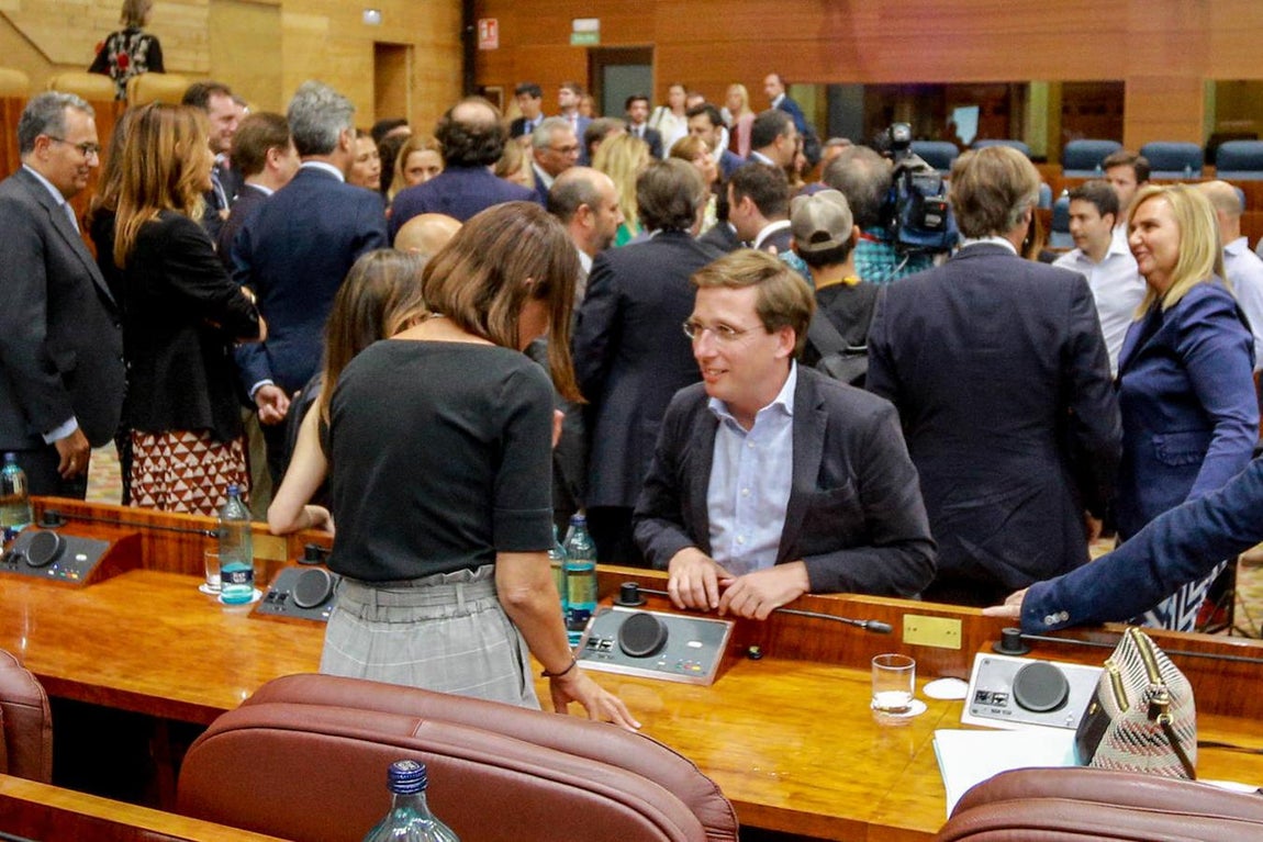 Martínez Almeida junto a diputados autonómicos del PP tras la votación. 