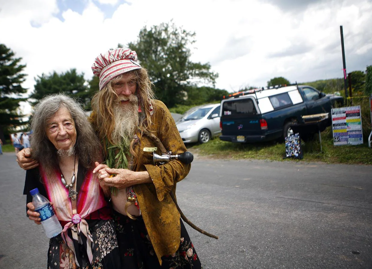 En 2009, estos dos veteranos de Woodstock nos dejaron esta fabulosa estampa. Se les conoce como Grandpa Woodstock y Queen Estar. 