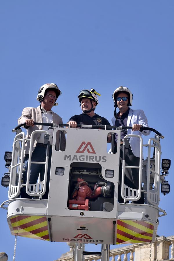 En imágenes, la presentación del nuevo coche escala de los bomberos de Sevilla