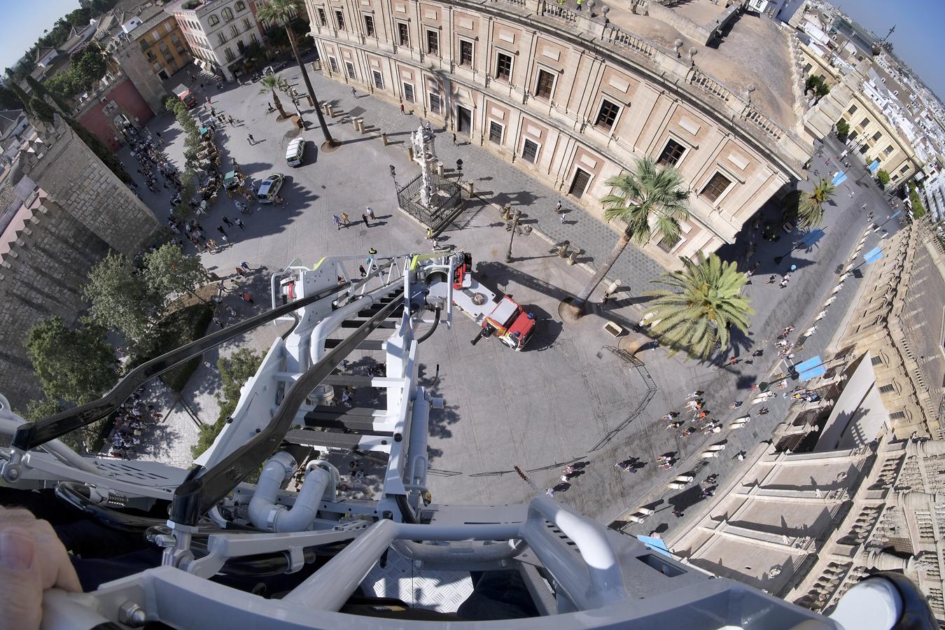 En imágenes, la presentación del nuevo coche escala de los bomberos de Sevilla