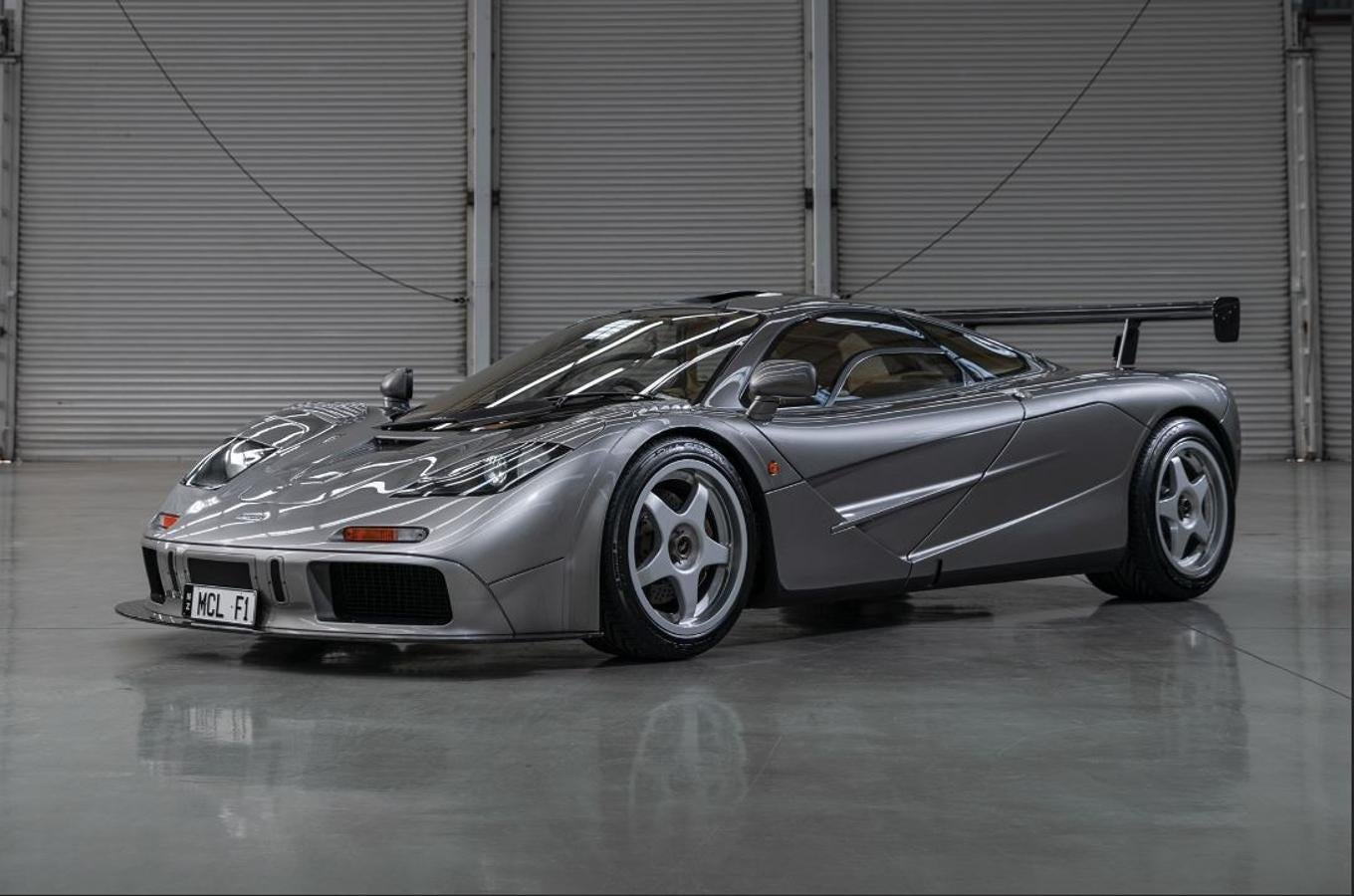 McLaren F1 LM. Otra unidad perfectamente mantenida, la más cara de hecho de la selección, con un precio de partida de 21 millones de dólares, es uno de los dos únicos McLaren F1 adaptados a especificaciones de LM, para conmemorar la victoria de la marca en las 24 Horas de Le Mans de 1995 (de ahí las siglas). Entre otras modificaciones, su motor V-12 fue perfeccionado para rendir 627CV, y apenas cuenta con 12.000 kilómetros en su odómetro