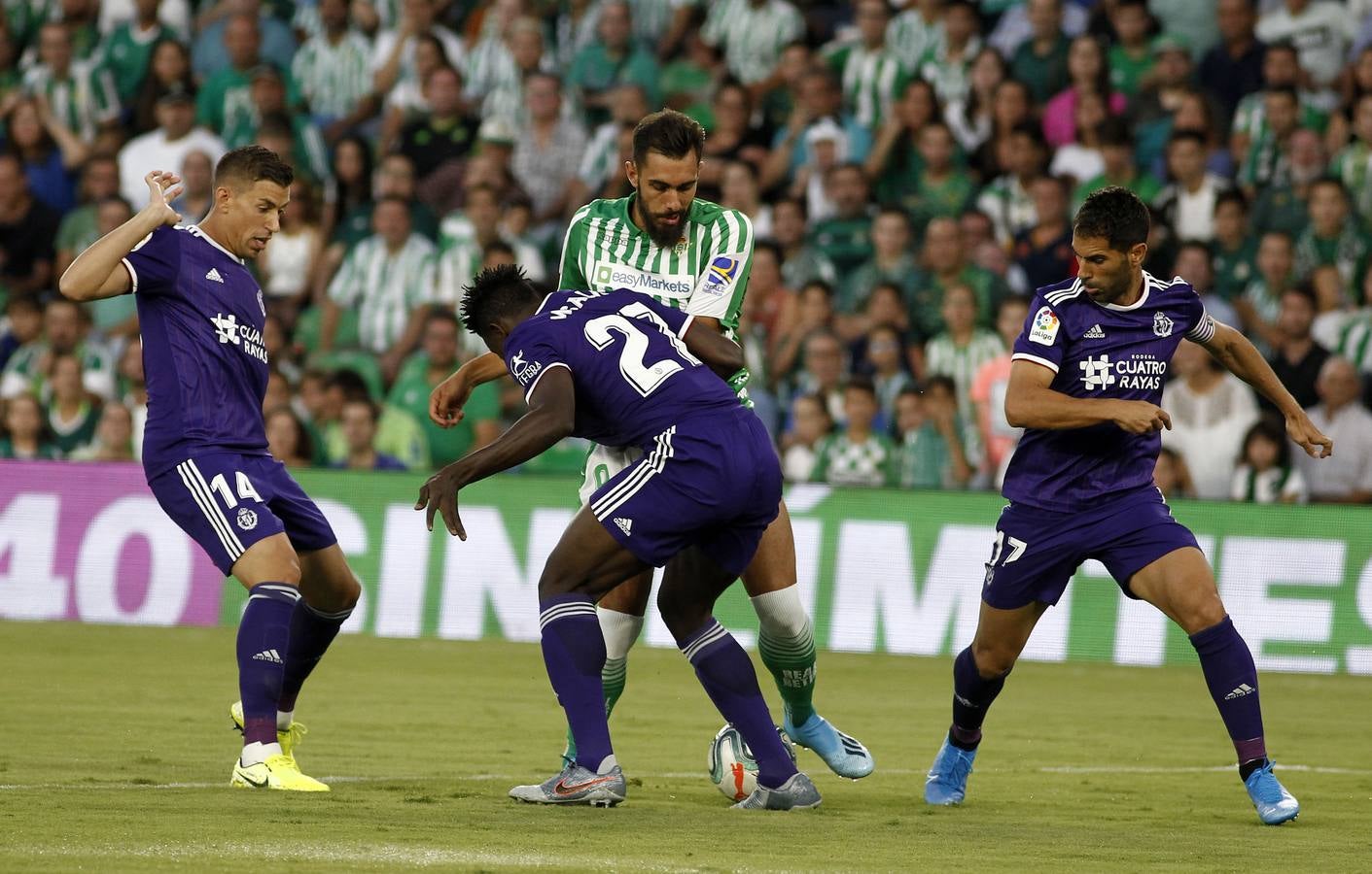 Las mejores imágenes del encuentro entre el Real Betis y el Real Valladolid en el Benito Villamarín