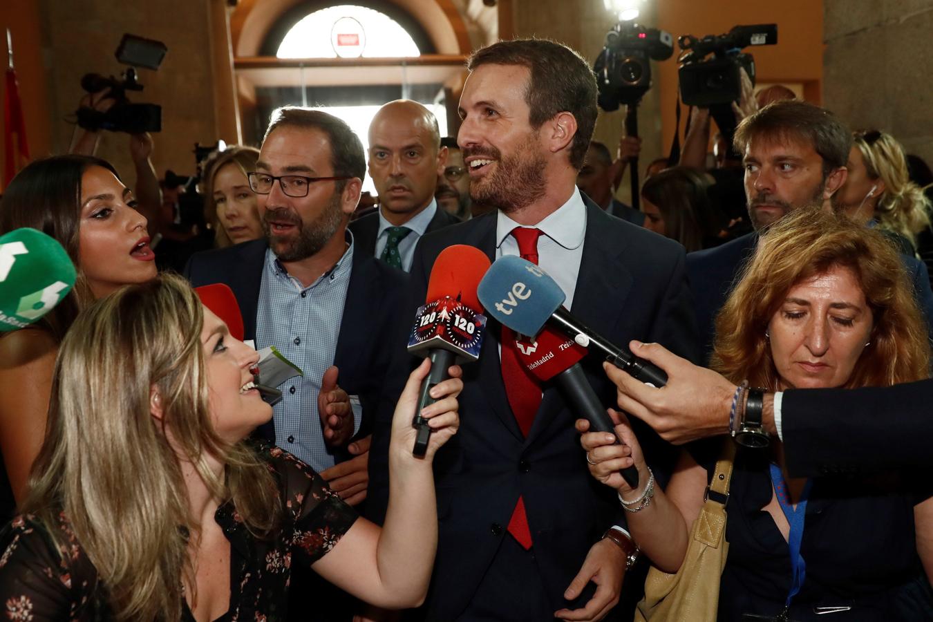 El presidente del PP, Pablo Casado, atiende a los medios a su llegada a la Real Casa de Correos de Madrid. 