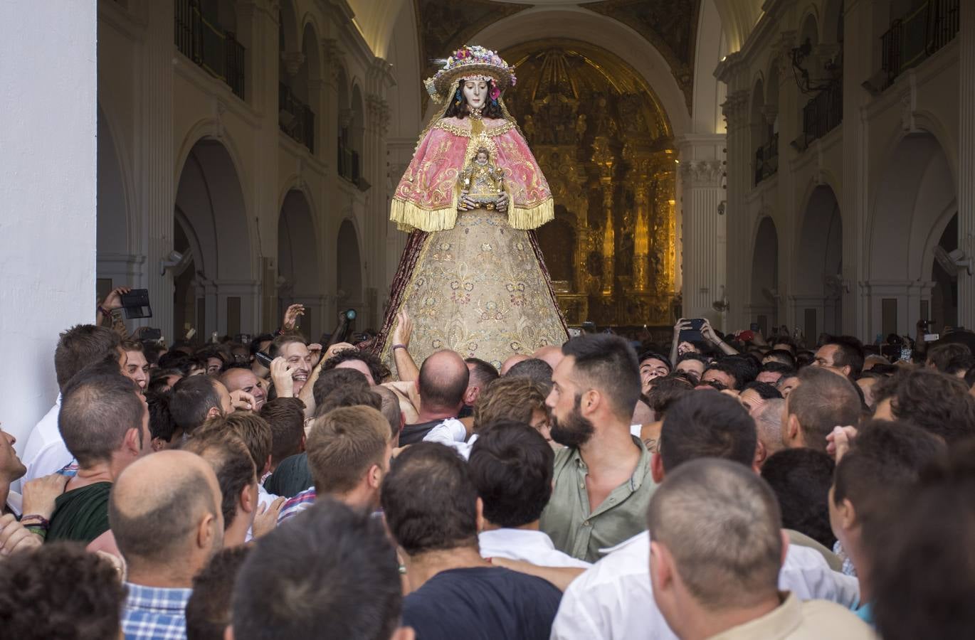 En imágenes, la salida del traslado de la Virgen del Rocío