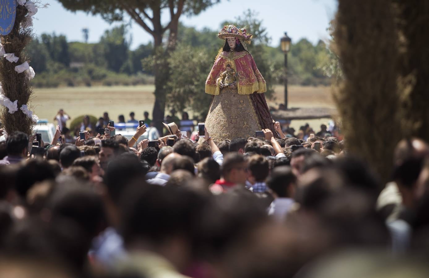 En imágenes, la salida del traslado de la Virgen del Rocío