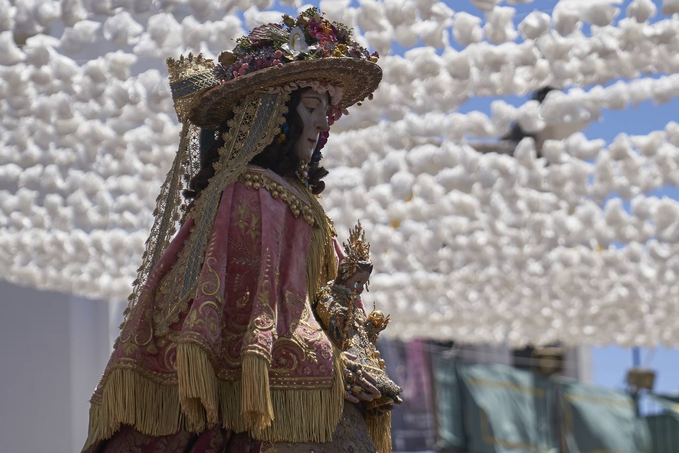 En imágenes, la salida del traslado de la Virgen del Rocío