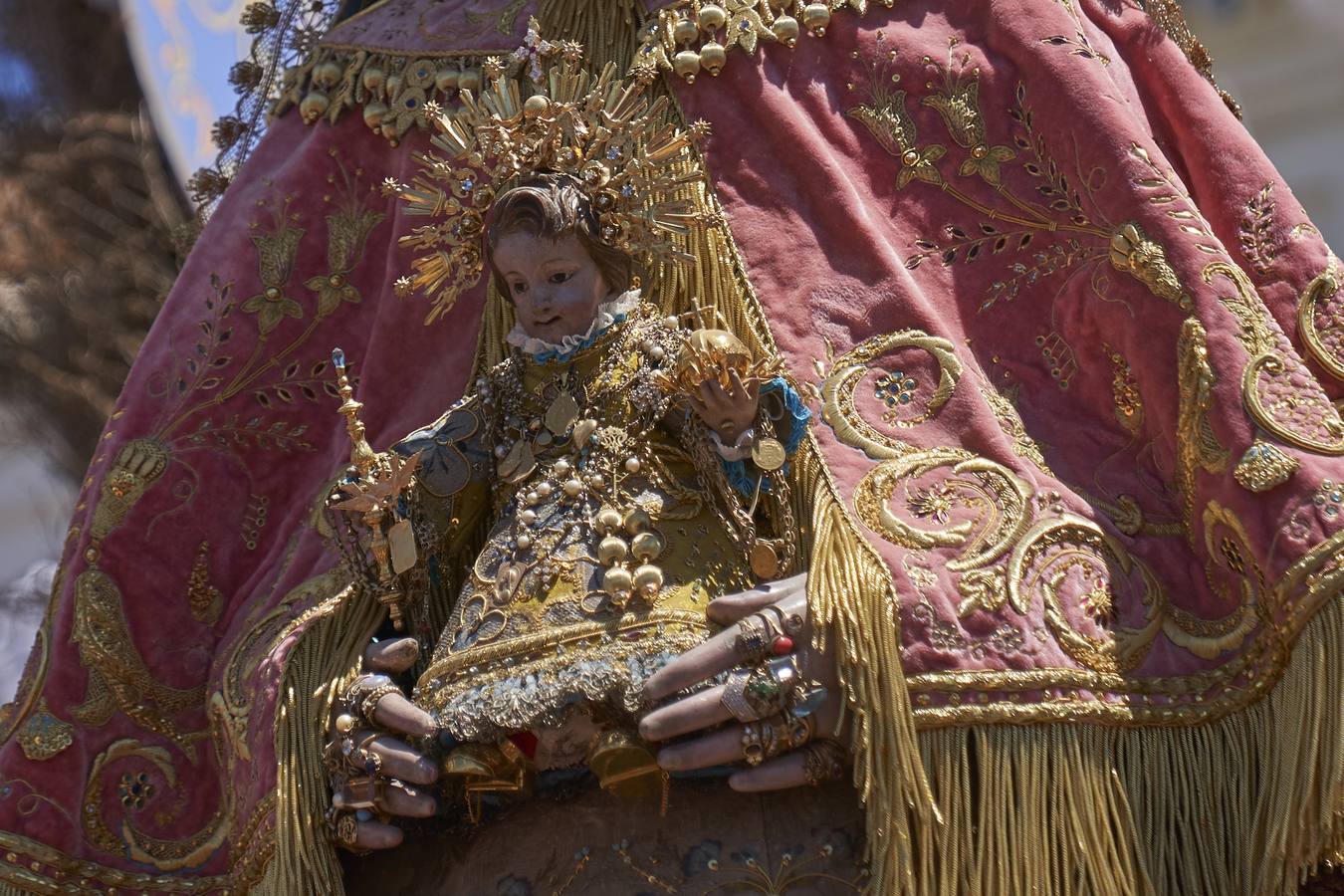 En imágenes, la salida del traslado de la Virgen del Rocío