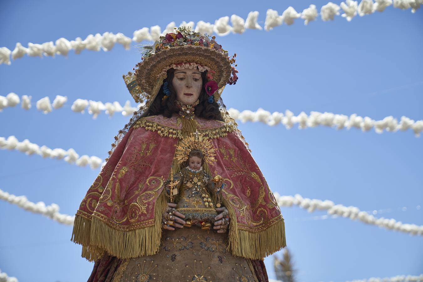 En imágenes, la salida del traslado de la Virgen del Rocío