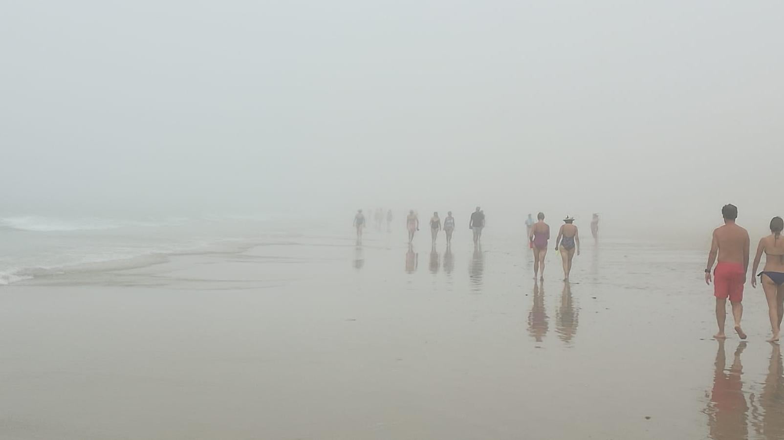 La niebla iza la bandera roja en las playas de Cádiz