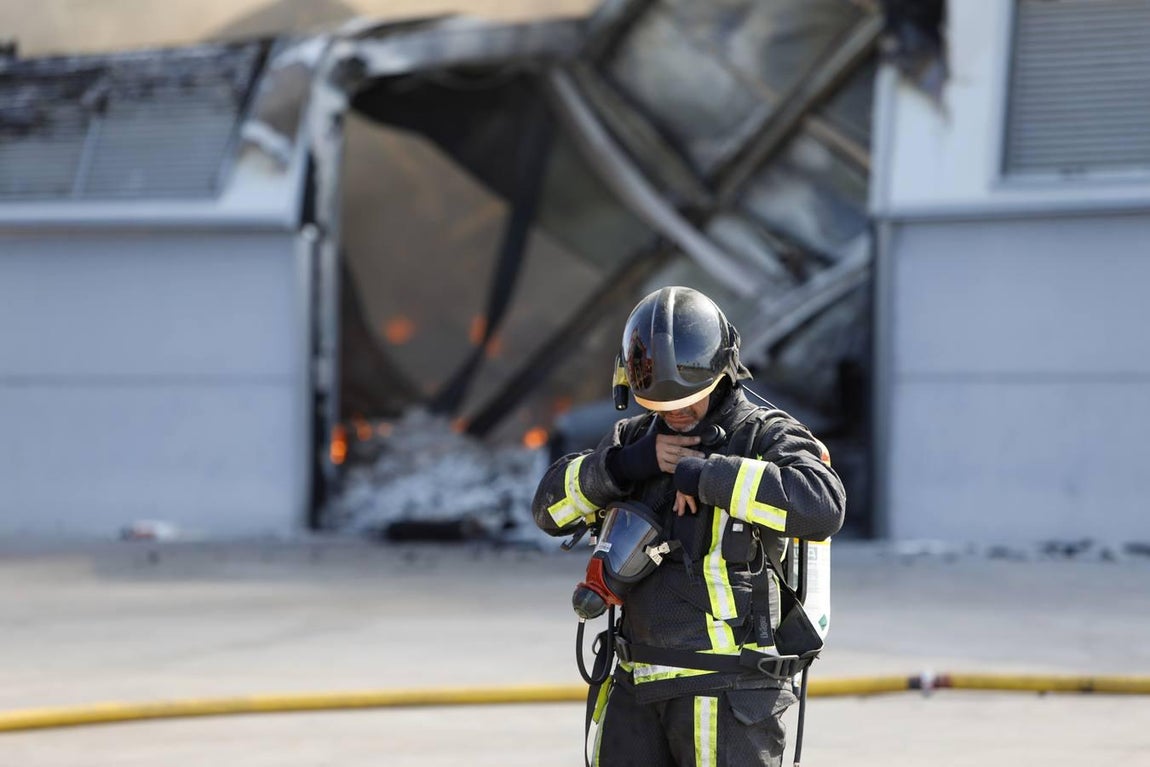 El incendio en la fábrica de Duplach de Villa del Río (Córdoba), en imágenes