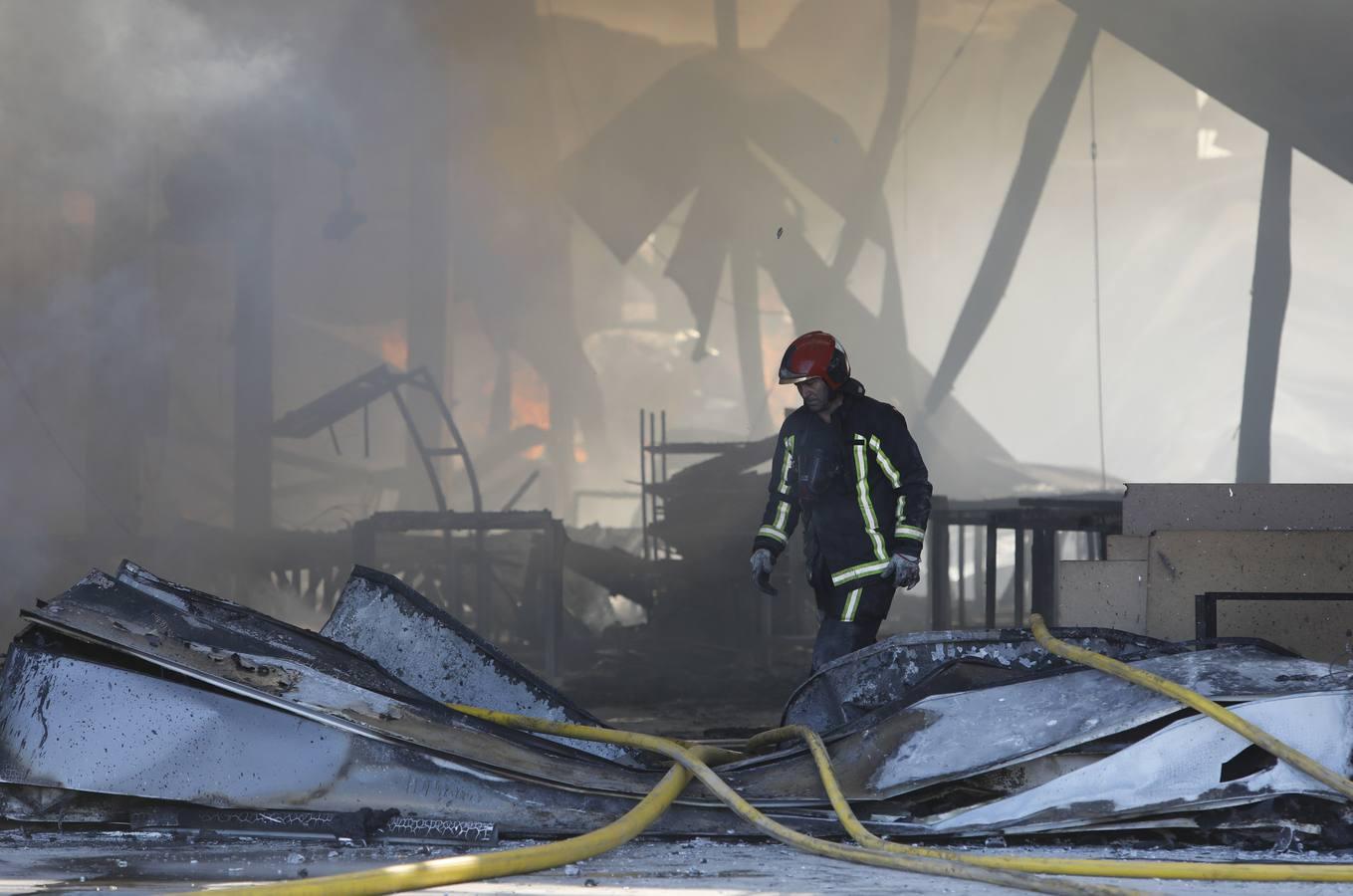 El incendio en la fábrica de Duplach de Villa del Río (Córdoba), en imágenes