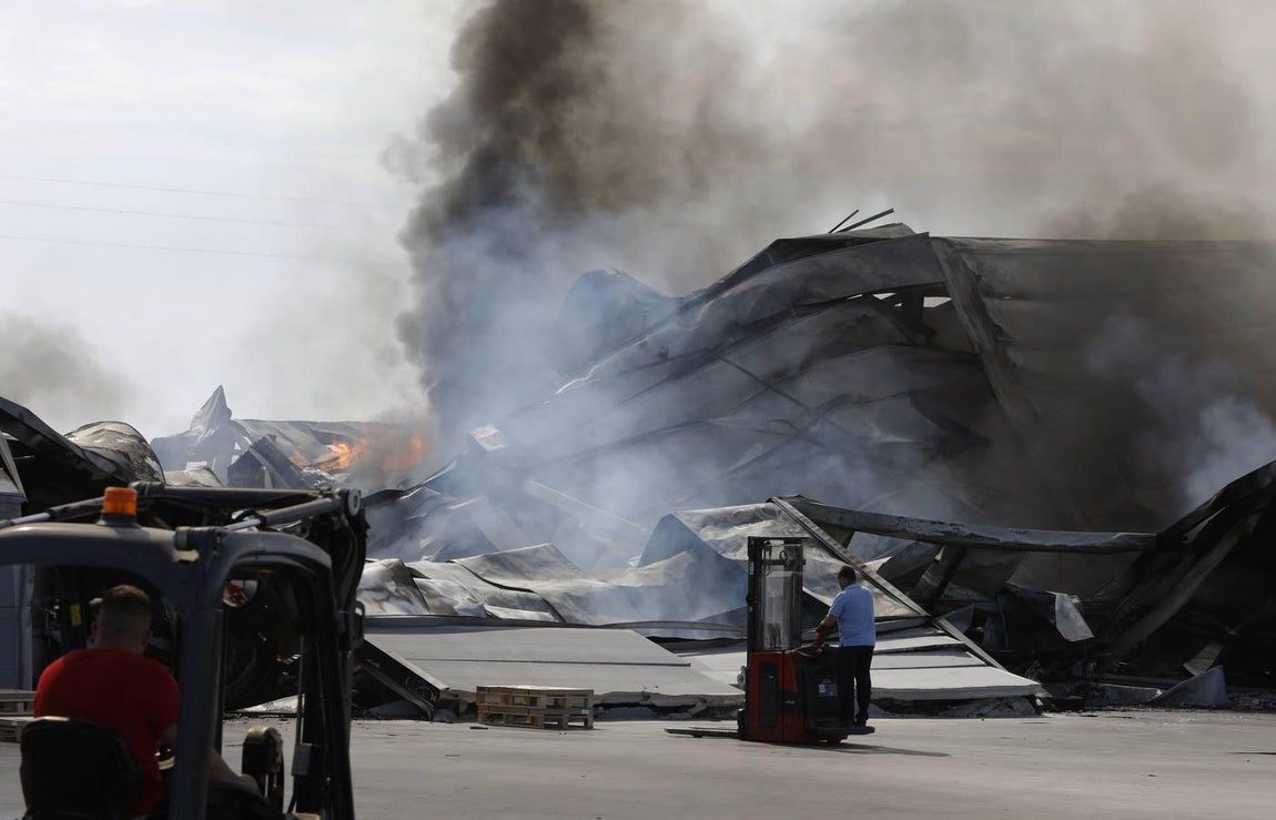 El incendio en la fábrica de Duplach de Villa del Río (Córdoba), en imágenes