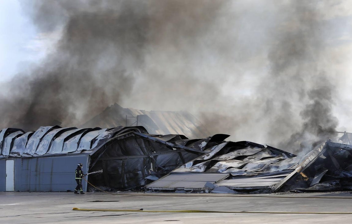 El incendio en la fábrica de Duplach de Villa del Río (Córdoba), en imágenes