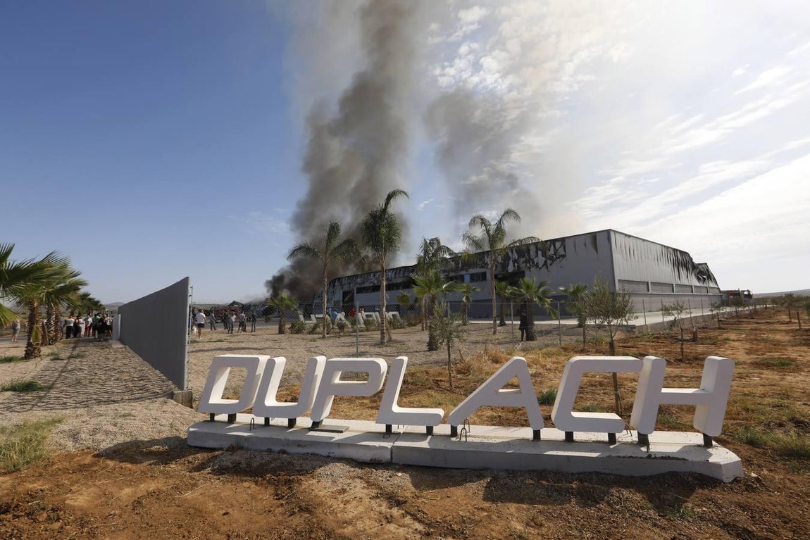 El incendio en la fábrica de Duplach de Villa del Río (Córdoba), en imágenes
