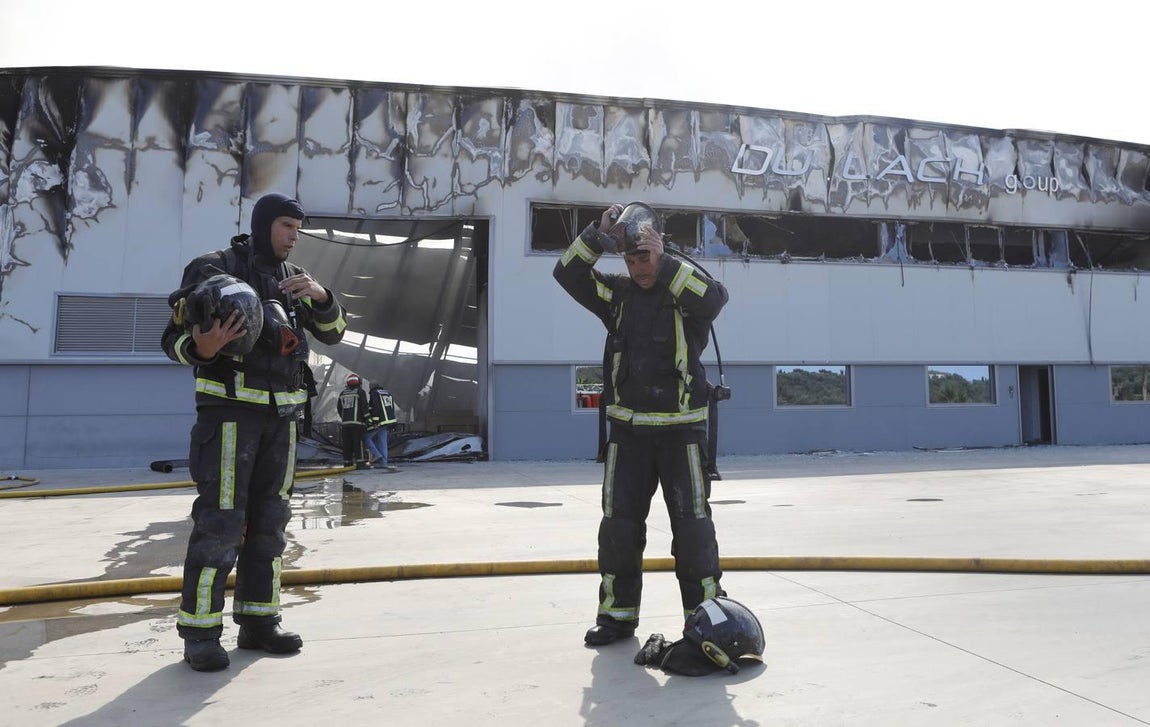 El incendio en la fábrica de Duplach de Villa del Río (Córdoba), en imágenes