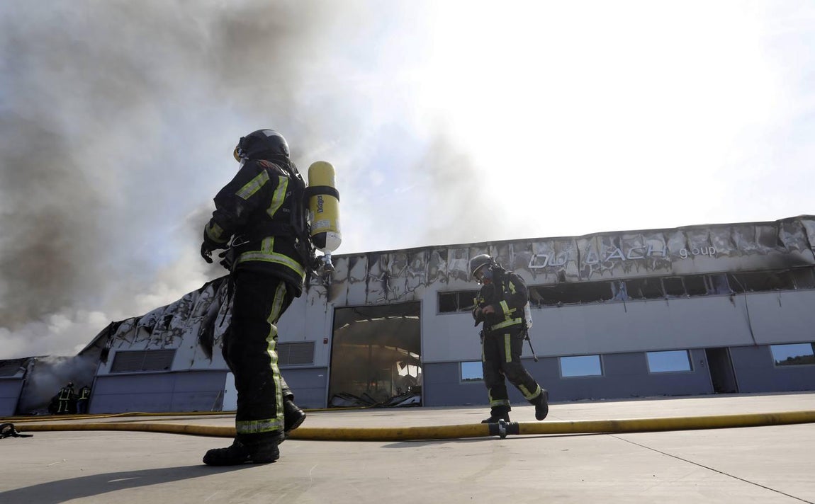 El incendio en la fábrica de Duplach de Villa del Río (Córdoba), en imágenes