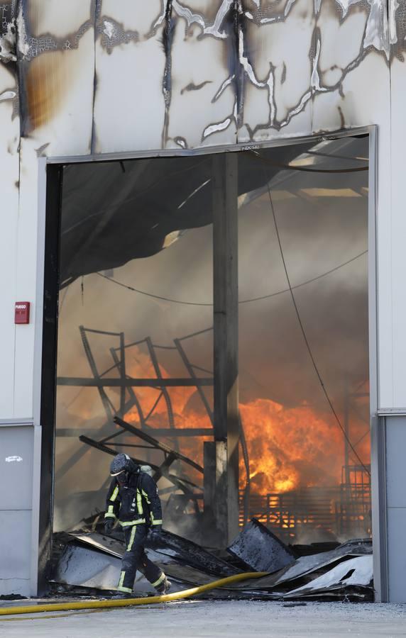 El incendio en la fábrica de Duplach de Villa del Río (Córdoba), en imágenes