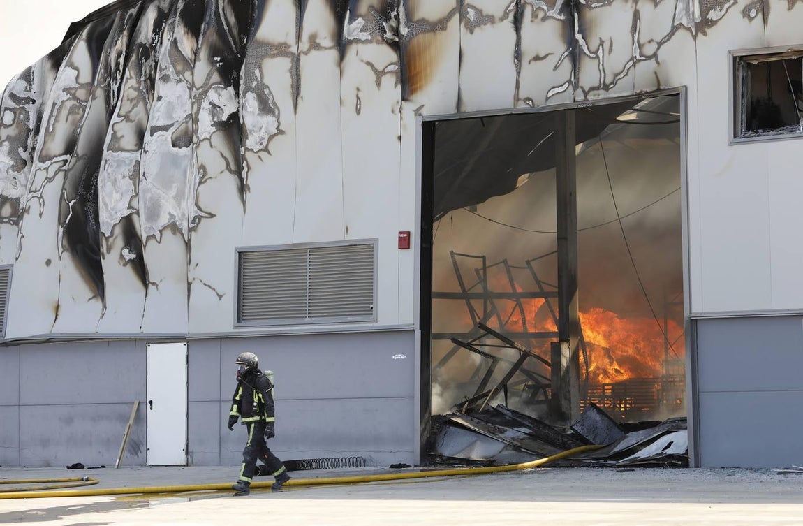 El incendio en la fábrica de Duplach de Villa del Río (Córdoba), en imágenes