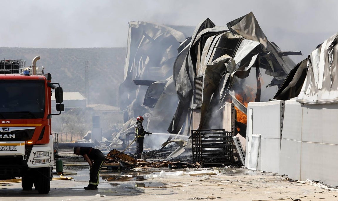 El incendio en la fábrica de Duplach de Villa del Río (Córdoba), en imágenes