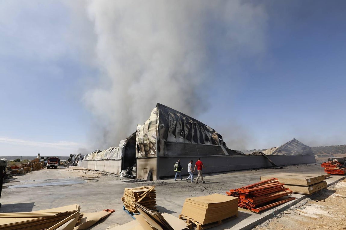 El incendio en la fábrica de Duplach de Villa del Río (Córdoba), en imágenes