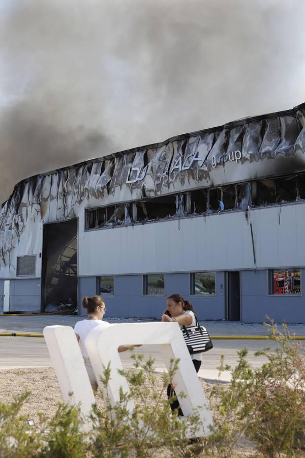 El incendio en la fábrica de Duplach de Villa del Río (Córdoba), en imágenes