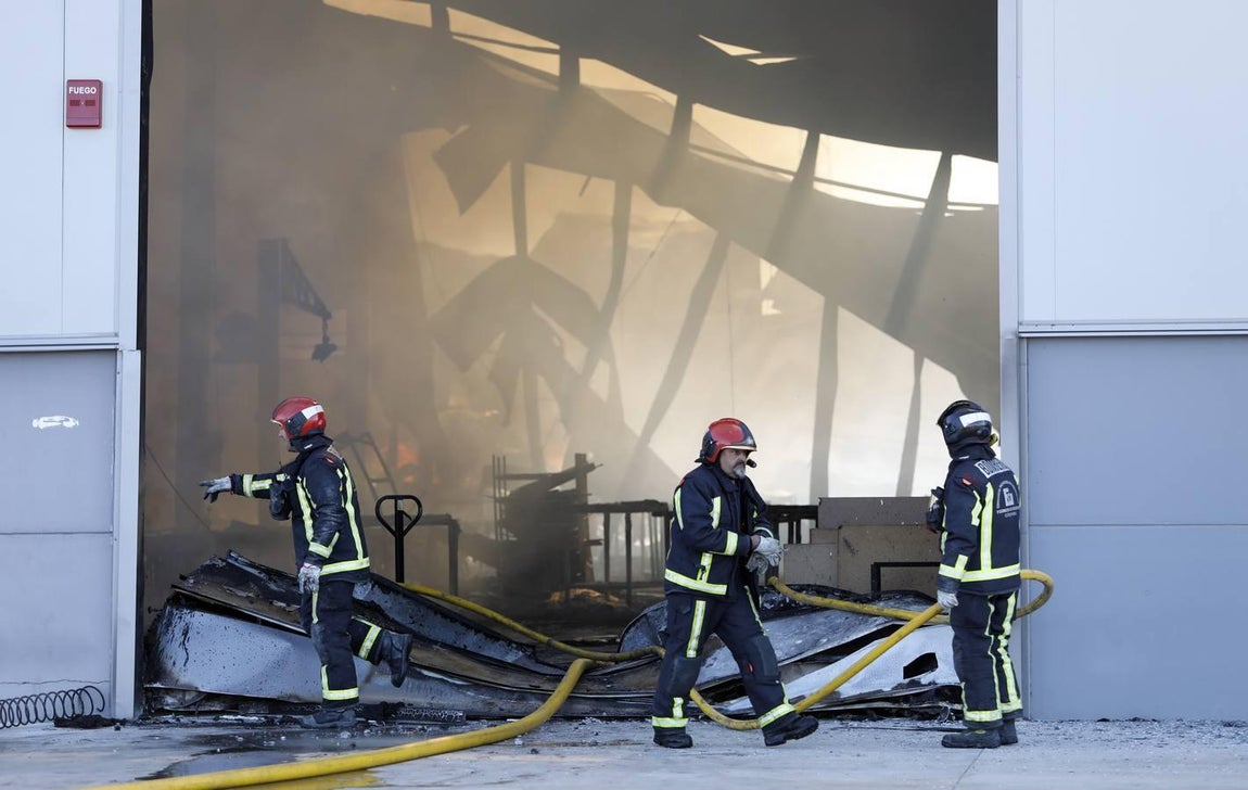 El incendio en la fábrica de Duplach de Villa del Río (Córdoba), en imágenes