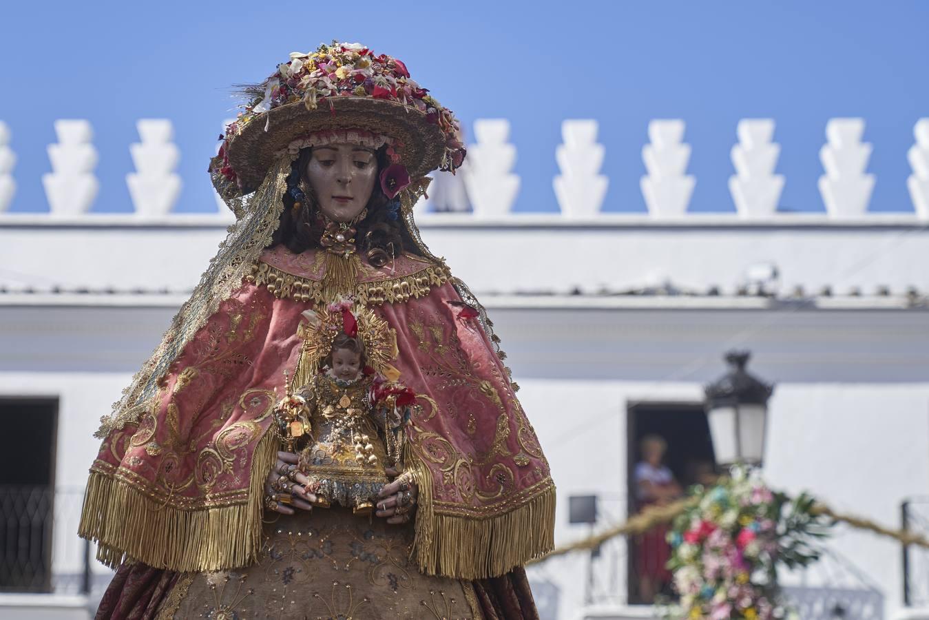 En imágenes, la llegada de la Virgen del Rocío a la parroquia almonteña