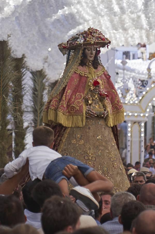 En imágenes, la llegada de la Virgen del Rocío a la parroquia almonteña