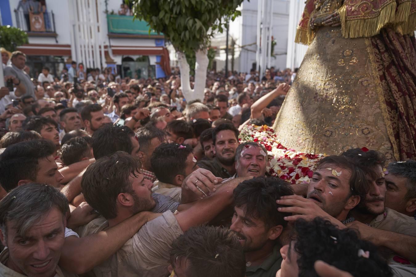 En imágenes, la llegada de la Virgen del Rocío a la parroquia almonteña