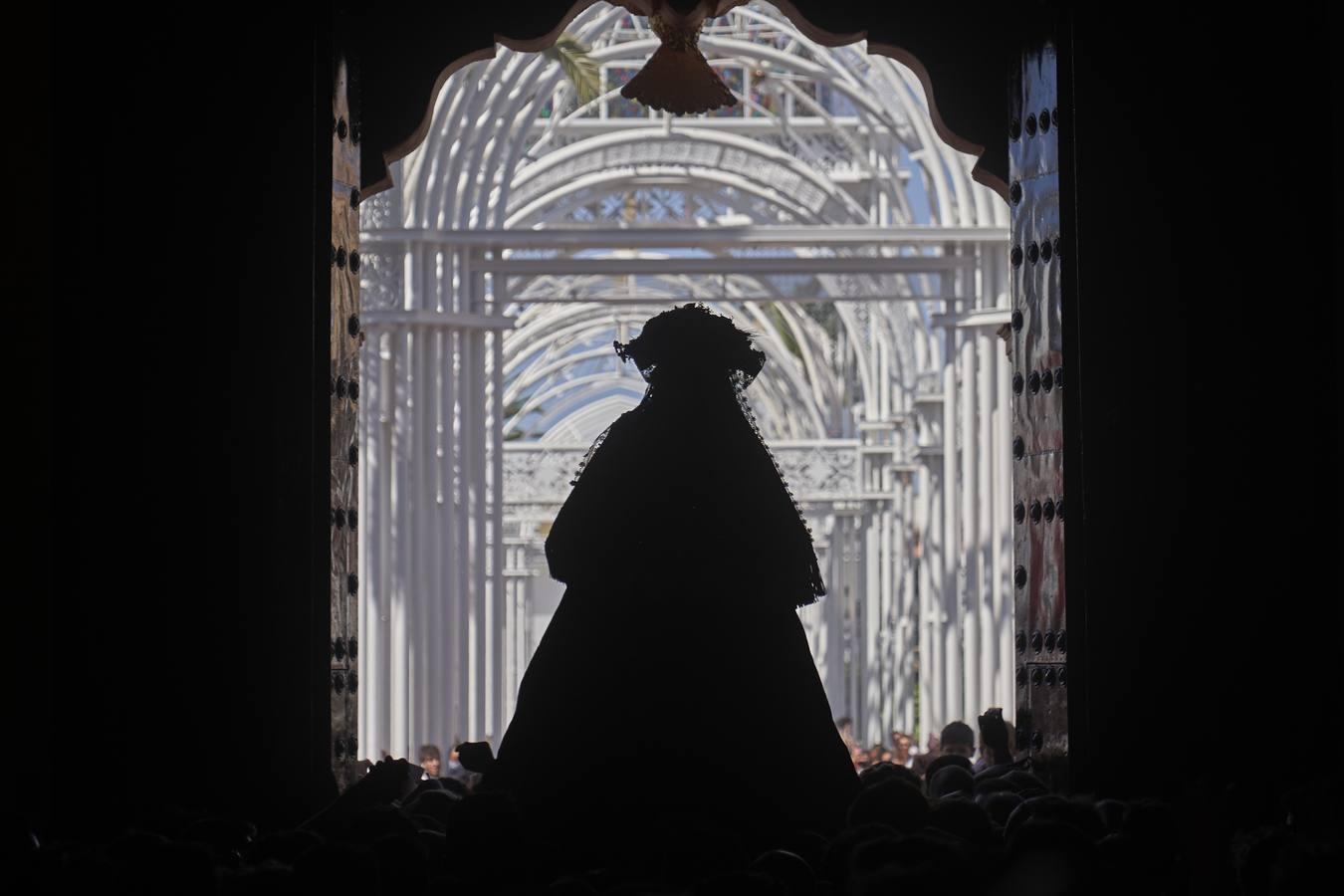 En imágenes, la llegada de la Virgen del Rocío a la parroquia almonteña