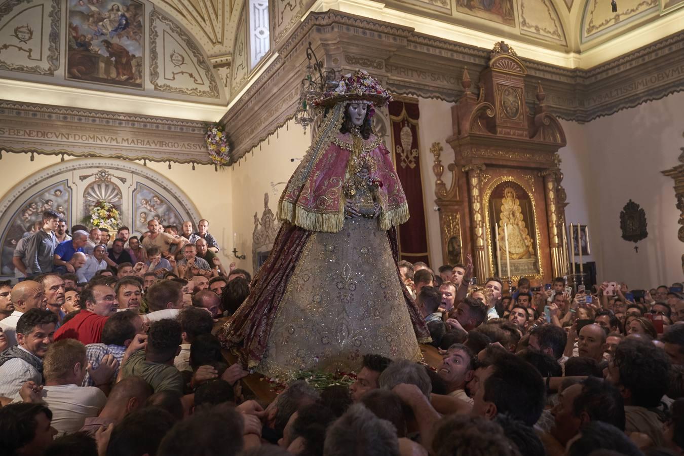 En imágenes, la llegada de la Virgen del Rocío a la parroquia almonteña