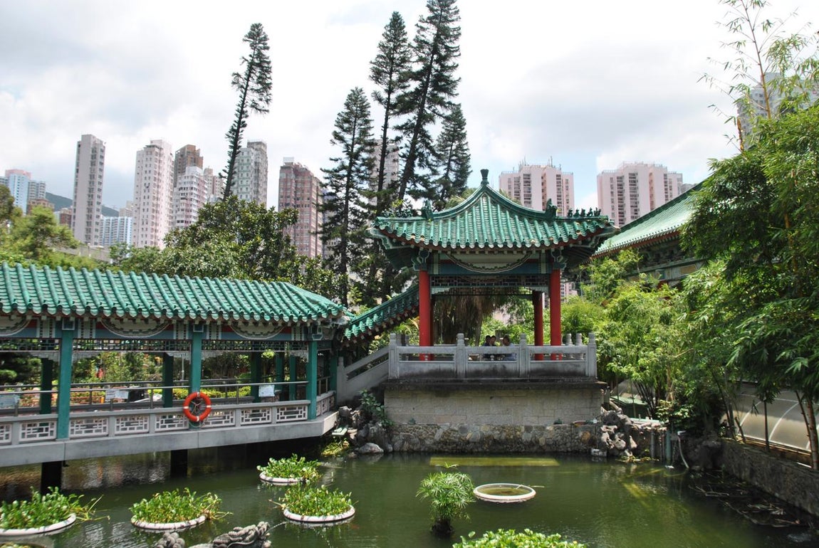 Un templo entre bloques de viviendas. Cedida por China a Reino Unido en 1842, la isla de Hong Kong permanecieron bajo soberanía británica hasta 1997 cuando volvieron al dominio chino pero manteniendo un sistema político propio y un status especial
