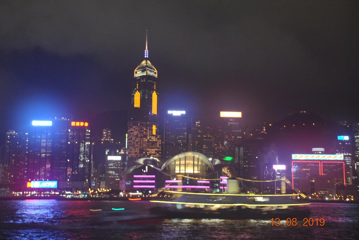 Hong Kong, de noche. Cedida por China a Reino Unido en 1842, la isla de Hong Kong permanecieron bajo soberanía británica hasta 1997 cuando volvieron al dominio chino pero manteniendo un sistema político propio y un status especial