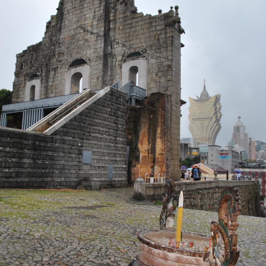 Macao, se puede visitar en el día desde Hong Kong en autobús. Cedida por China a Reino Unido en 1842, la isla de Hong Kong permanecieron bajo soberanía británica hasta 1997 cuando volvieron al dominio chino pero manteniendo un sistema político propio y un status especial