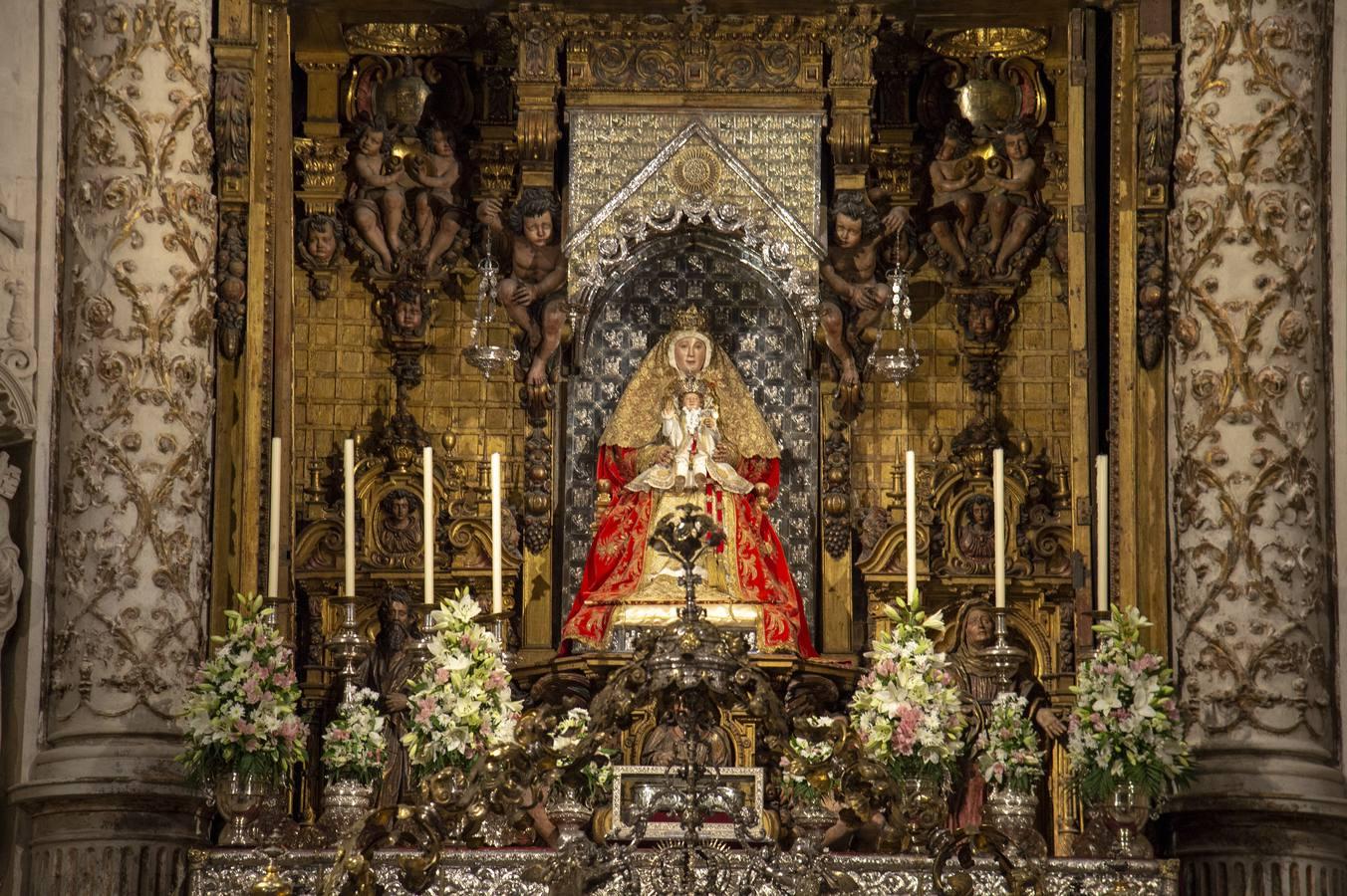 La Virgen de los Reyes en su camarín