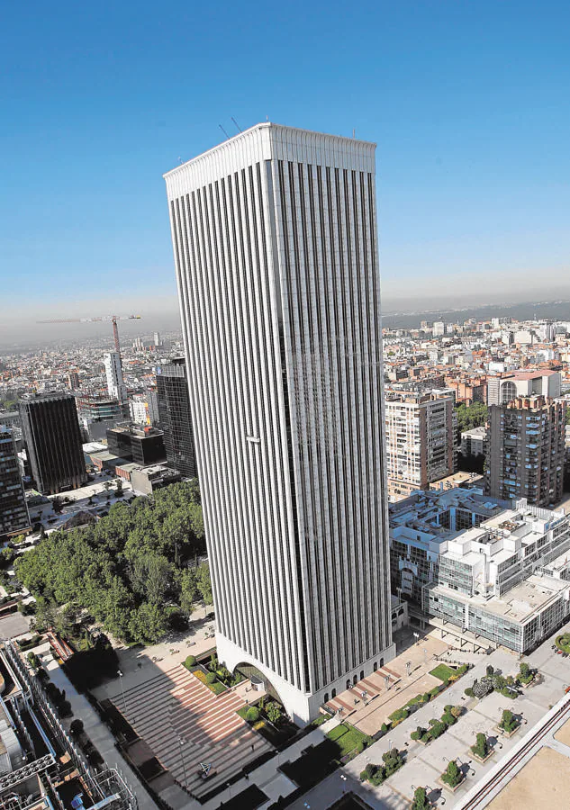 Torre Picasso: 400 millones de €. La constructora FCC vendió se sede en la Castellana de Madrid a Pontegadea en 2011