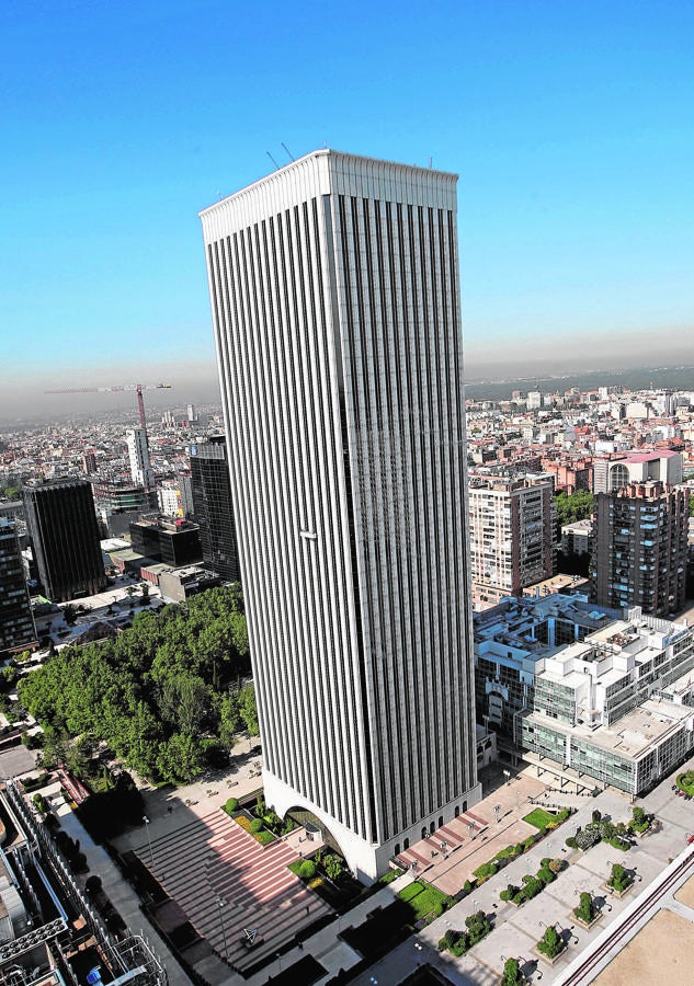 Torre Picasso: 400 millones de €. La constructora FCC vendió se sede en la Castellana de Madrid a Pontegadea en 2011