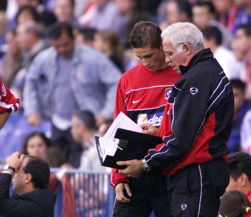 Luis Aragonés da órdenes a Torres, uno de sus pupilos predilectos. 