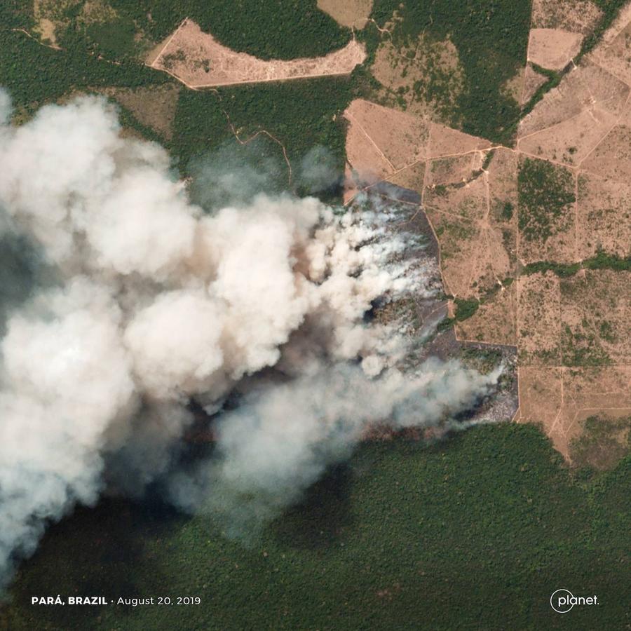 Fotografía del folleto recopilada por un satélite el 20 de agosto de 2019 que muestra humo e incendios en el estado de Brasil. 